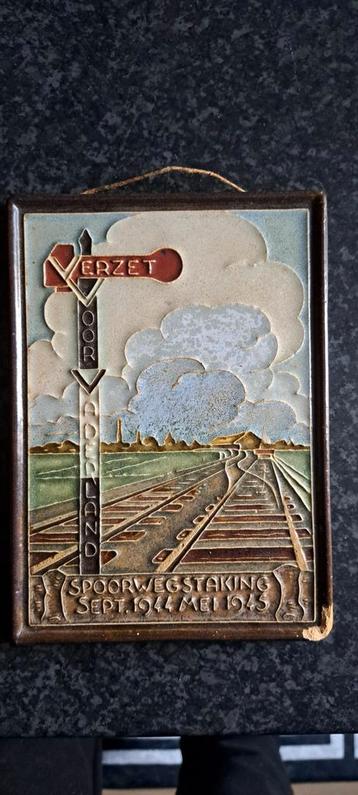 Cloisonne Gedenktegel Spoorwegstaking 1944-1945 beschikbaar voor biedingen