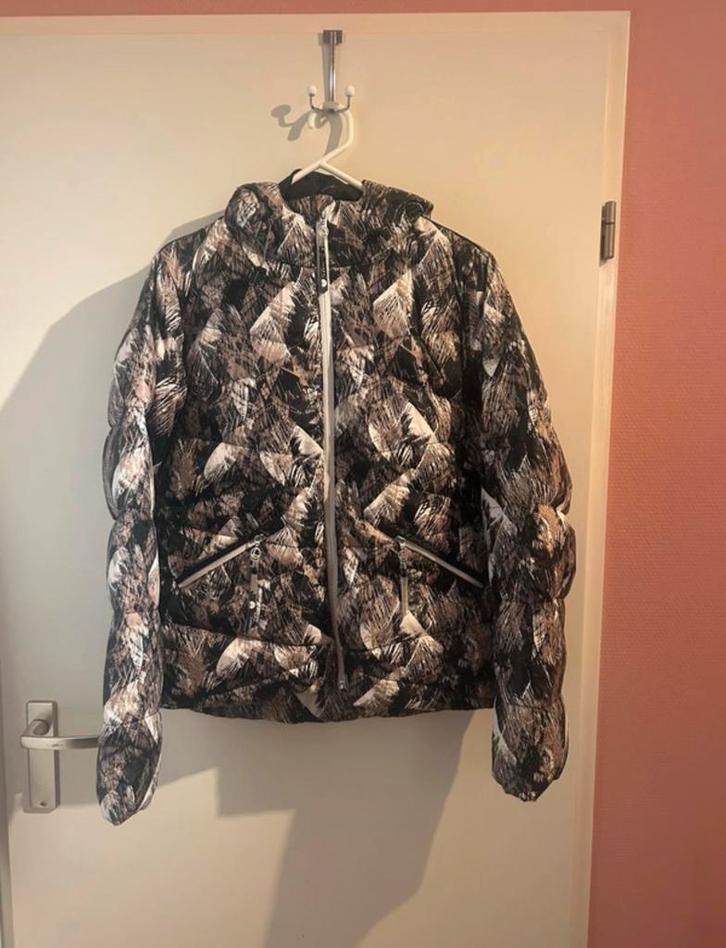 Ski jas van luhta + witte skibroek, Kleding | Dames, Wintersportkleding, Zo goed als nieuw, Jack, Maat 42/44 (L), Ophalen of Verzenden