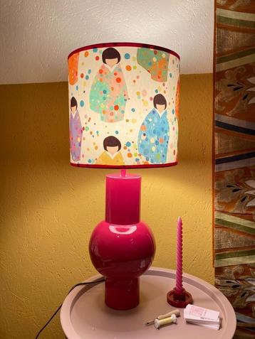 Unieke lamp met roze voet en handgemaakte kap met geisha's beschikbaar voor biedingen