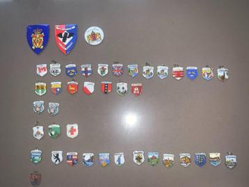 Geëmailleerde bedeltjes 40+ beschikbaar voor biedingen