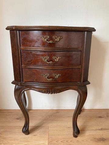 Vintage laden kast beschikbaar voor biedingen