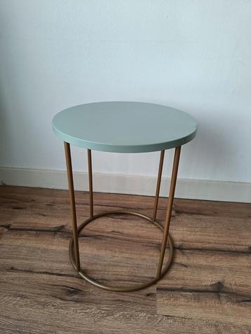 Nette bijzettafel  beschikbaar voor biedingen