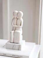Sculptuur knuffelend stel op marmeren sokkel, Ophalen of Verzenden