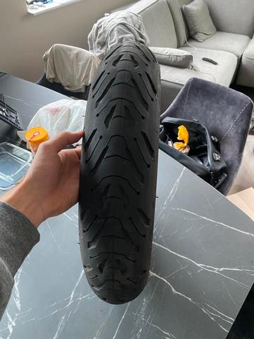 Motorband Michelin Road 6 120-70 ZR17 zo goed als nieuw beschikbaar voor biedingen