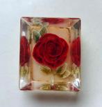 Jaren '30 intaglio lucite broche: roosje, Sieraden, Tassen en Uiterlijk, Antieke sieraden, Ophalen of Verzenden, Overige materialen