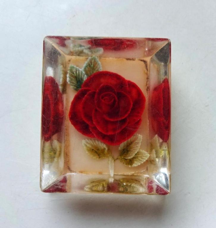 Jaren '30 intaglio lucite broche: roosje, Sieraden, Tassen en Uiterlijk, Antieke sieraden, Broche, Overige materialen, Ophalen of Verzenden