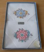 2 Geborduurde Zakdoeken dames - Zwitserland - vintage, Ophalen of Verzenden