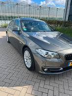 BMW 5-Serie 528I 180KW Sedan Aut8 2013 Grijs, Auto's, Automaat, Achterwielaandrijving, Beige, 4 cilinders