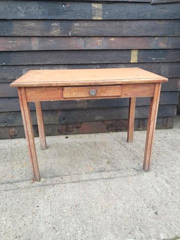 Vintage houten tafeltje  beschikbaar voor biedingen