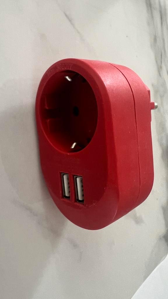 Stopcontact met USB poorten - Handig voor opladen!, Audio, Tv en Foto, Opladers, Gebruikt, Ophalen of Verzenden