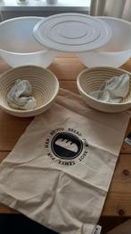 2 ronde rijsmandjes, katoenen broodzak en grote mengkommen, Ophalen of Verzenden, Zo goed als nieuw