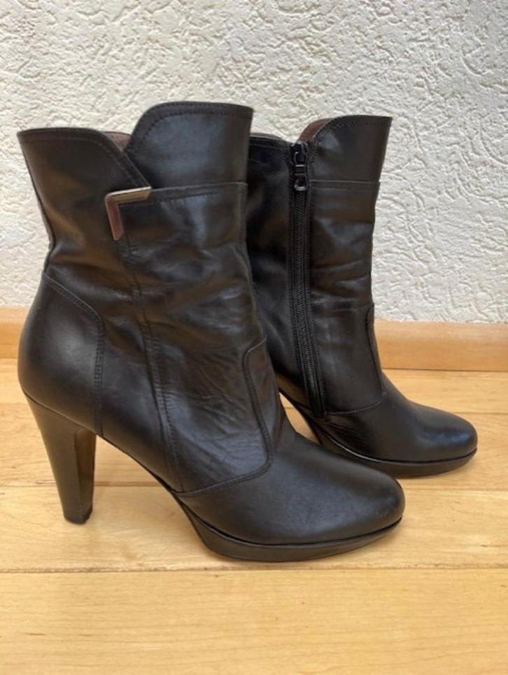 Nero Giardini enkellaarzen maat 39 zwart leer hak 9 cm ZGAN, Kleding | Dames, Schoenen, Zo goed als nieuw, Hoge laarzen, Zwart