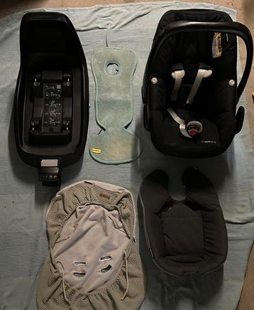 Maxi-Cosi Pebble Plus, 2 way fix , stoelverkleiner,aeromoov beschikbaar voor biedingen