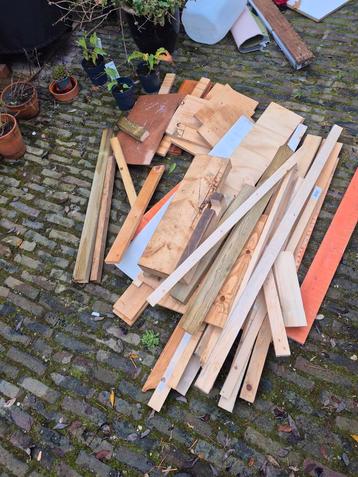 Rest stukken hout meeste is vuren beschikbaar voor biedingen