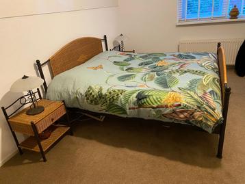 GRATIS Bedframe 180x200 incl. nachtkastjes beschikbaar voor biedingen
