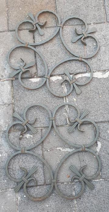 2 + 2 grote smeedijzer ornamenten.
 beschikbaar voor biedingen