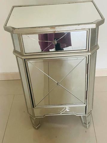 Spiegel Nachtkast beschikbaar voor biedingen