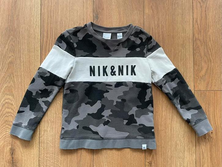 Nik & Nik leuke grijze sweater met army print maat 6/116, Kinderen en Baby's, Kinderkleding | Maat 116, Gebruikt, Jongen, Trui of Vest