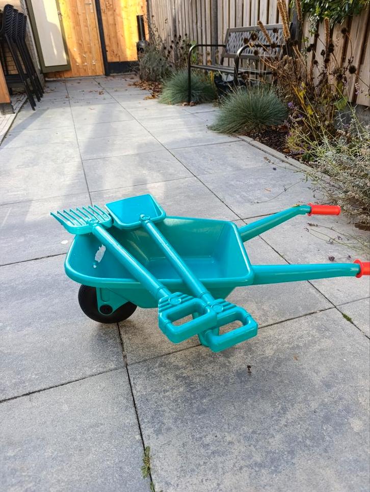 Kruiwagen kinderen Bosch met schep en hark groen blauw, Kinderen en Baby's, Speelgoed | Buiten | Los speelgoed, Zo goed als nieuw
