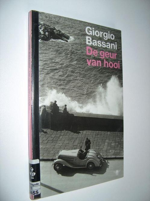 Giorgio Bassani - De geur van hooi, Boeken, Literatuur, Zo goed als nieuw, Europa overig, Ophalen of Verzenden