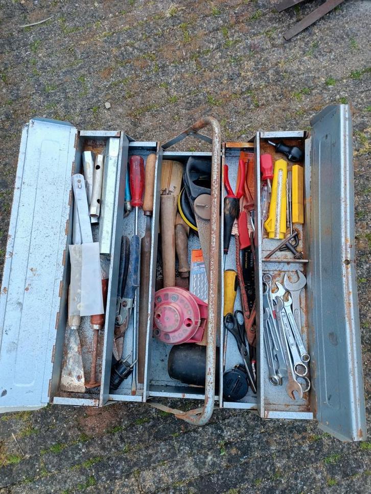 Draagbare ijzeren gereedschapskist gevuld., Doe-het-zelf en Verbouw, Gereedschapskisten, Gebruikt, Gevuld, Ophalen
