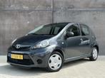 Toyota Aygo 1.0 VVT-i Now 5 Deurs | Dealer OH | Airco | Org, Auto's, Toyota, Voorwielaandrijving, Euro 5, Stof, Gebruikt