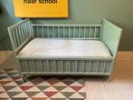 Groen houten ledikantje - vintage kinderbedje, Kinderen en Baby's, Gebruikt, Ophalen of Verzenden, Minder dan 140 cm, Matras