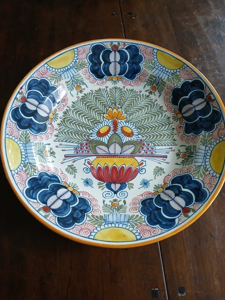 Decoratief delft bord met bloemmotief, Ophalen of Verzenden