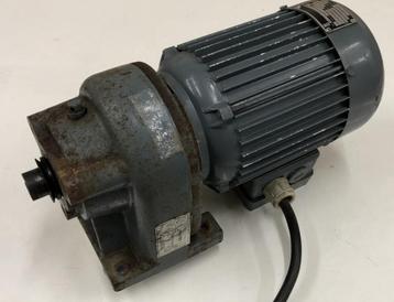 vertragingsmotor  reductie motor 220/400 volt korte as beschikbaar voor biedingen