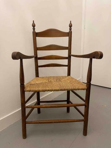 Vintage houten armstoel met rieten zitting, landelijke stijl beschikbaar voor biedingen