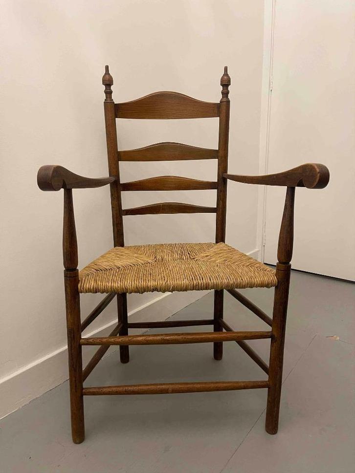 Vintage houten armstoel met rieten zitting, landelijke stijl, Huis en Inrichting, Stoelen, Zo goed als nieuw, Eén, Hout, Riet of Rotan