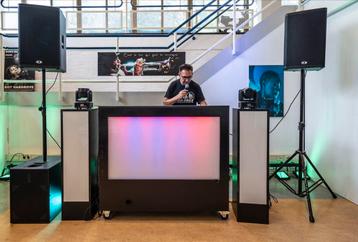 Complete DJ Booth met Licht en Geluid beschikbaar voor biedingen