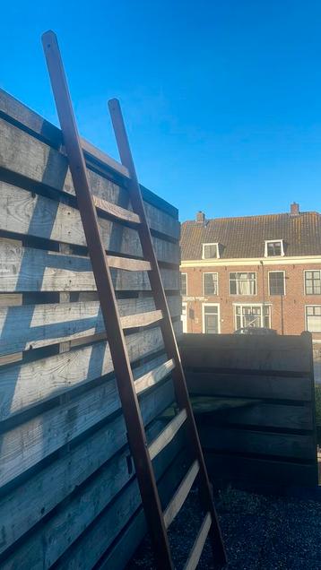 houten ladder beschikbaar voor biedingen