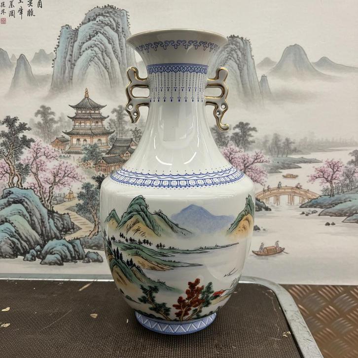 Porseleinen vaas met landschapsschildering in Chinese stijl, Antiek en Kunst, Antiek | Vazen, Ophalen of Verzenden