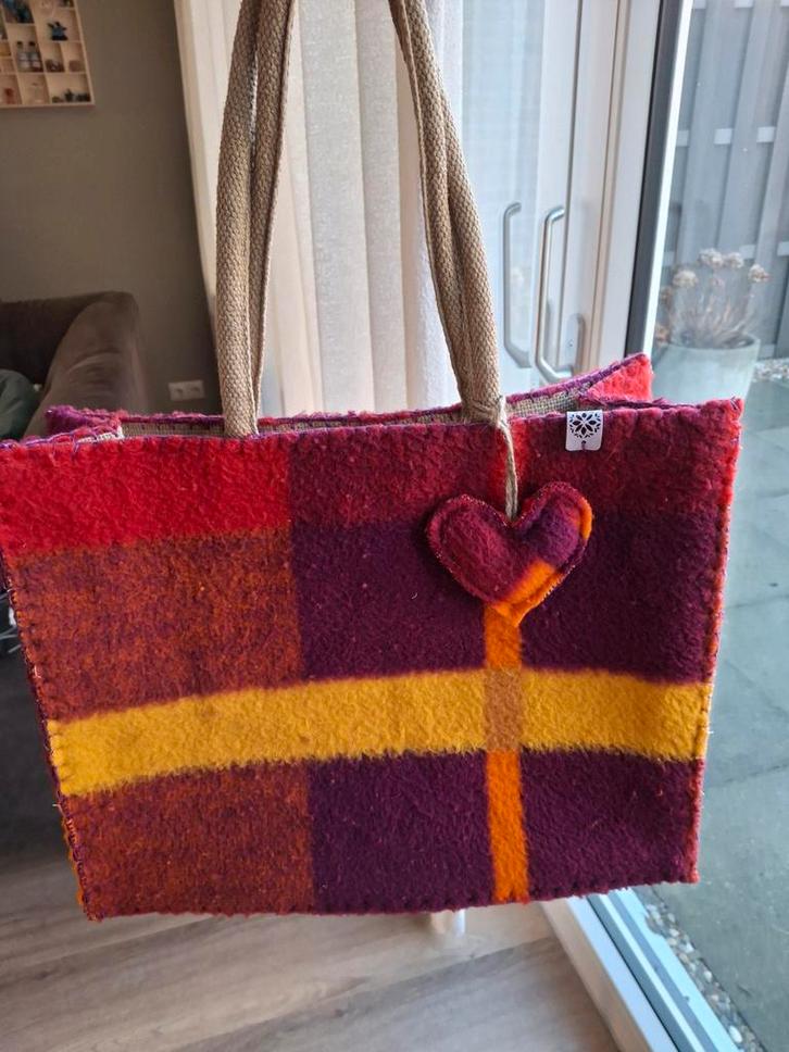 Handgemaakte wollen tas - roze rood, Sieraden, Tassen en Uiterlijk, Tassen | Damestassen, Nieuw, Handtas, Rood, Ophalen of Verzenden
