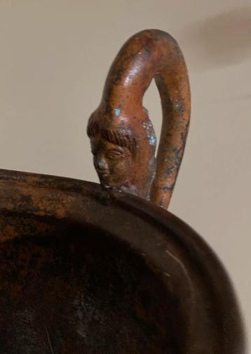 Koper of bronzen drinkbeker met gezichten kantharos Grieks. beschikbaar voor biedingen