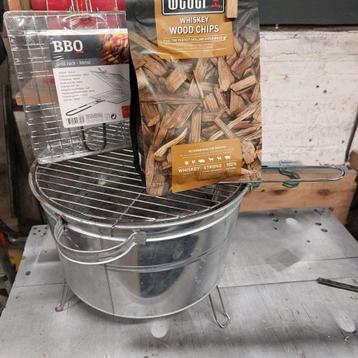 BBQ METAAL  in zeer nette staat Met grill rek en wood chips beschikbaar voor biedingen