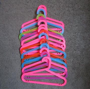 Nr.49: Kinderkledinghangers kledinghangertjes in vrolijke kl beschikbaar voor biedingen
