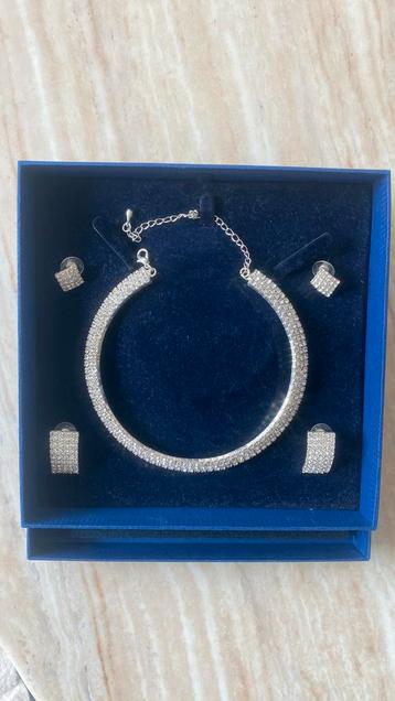 Ketting met 2 bijpassende oorbellen! beschikbaar voor biedingen