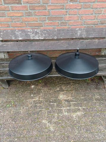 2 Grote Metalen Lampenkappen /HANGLAMPEN - Mat Zwart/Wit beschikbaar voor biedingen