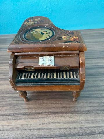 Oude muziekdoos in de vorm van een piano beschikbaar voor biedingen