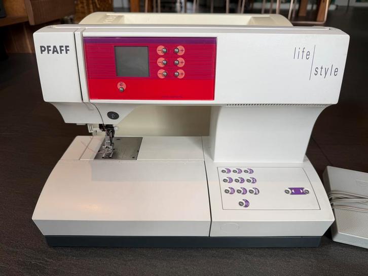 Zeer nette Pfaff Life Style naaimachine, Hobby en Vrije tijd, Naaimachines en Toebehoren, Zo goed als nieuw, Naaimachine, Pfaff