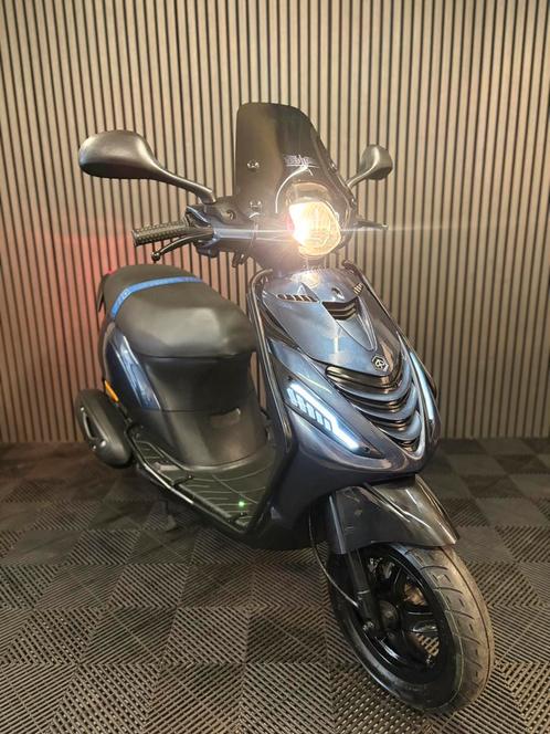 PIAGGIO ZIP 4T 3V BROM 2022 FULL OPTION MIDNIGHT BLUE, Fietsen en Brommers, Scooters | Piaggio, Zo goed als nieuw, Zip, Maximaal 45 km/u