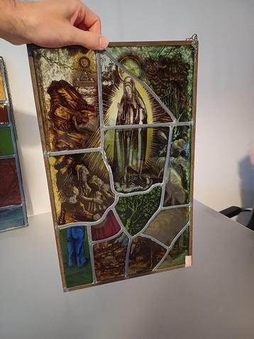 Glas-in-lood paneel met bronzen kruisbeeld beschikbaar voor biedingen