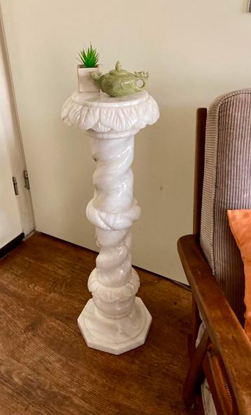 Marmeren zuil lamp, 18 kg, wit natuursteen pilaar piedestal. beschikbaar voor biedingen