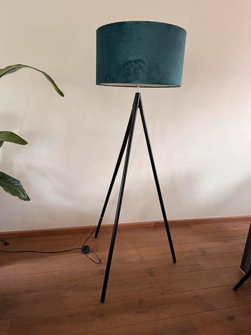 Vloerlamp met velvet kap beschikbaar voor biedingen