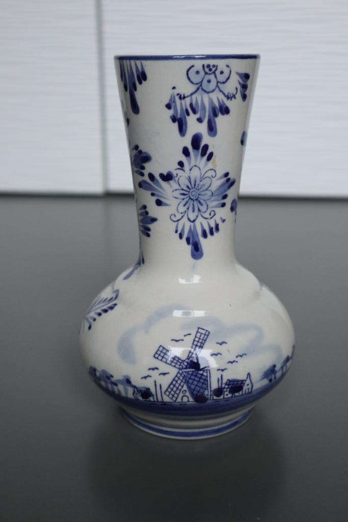 vaas delfts blauw look met molen en bloemen, Huis en Inrichting, Woonaccessoires | Vazen, Zo goed als nieuw, Blauw, Minder dan 50 cm