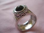 Zilveren ring, ZINZI, maat 53/54 (17) met zwarte steen, Ophalen, Zo goed als nieuw, 17 tot 18, Dame