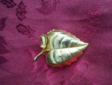AVON Crème de parfumhouder in de vorm van een blad. Broche. beschikbaar voor biedingen