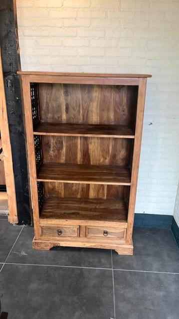 Boekenkast kasteel brokant beschikbaar voor biedingen